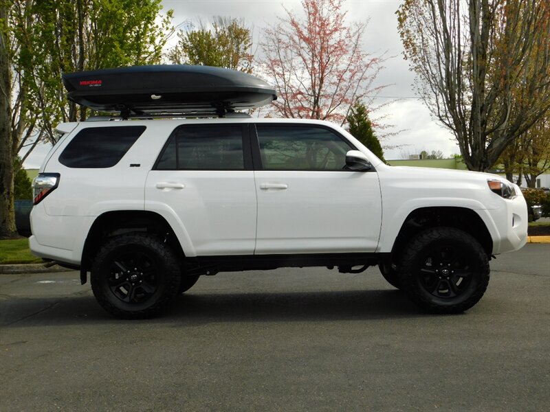 2018 Toyota 4Runner SR5 4X4 / Navigation / LIFTED / LOW LOW MILES   - Photo 4 - Portland, OR 97217