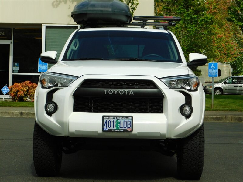 2018 Toyota 4Runner SR5 4X4 / Navigation / LIFTED / LOW LOW MILES   - Photo 5 - Portland, OR 97217