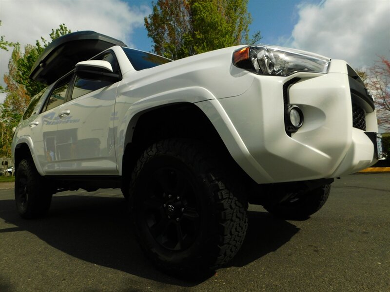 2018 Toyota 4Runner SR5 4X4 / Navigation / LIFTED / LOW LOW MILES   - Photo 11 - Portland, OR 97217