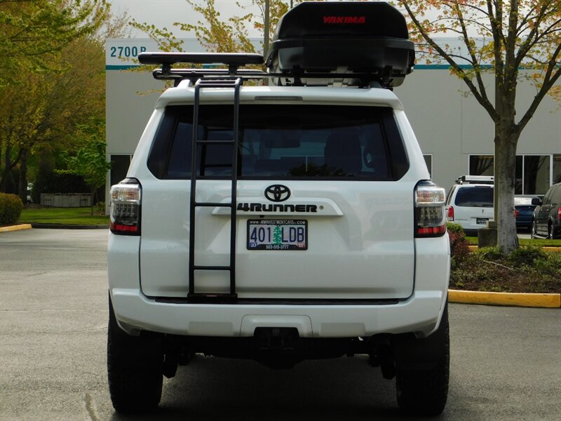 2018 Toyota 4Runner SR5 4X4 / Navigation / LIFTED / LOW LOW MILES   - Photo 6 - Portland, OR 97217