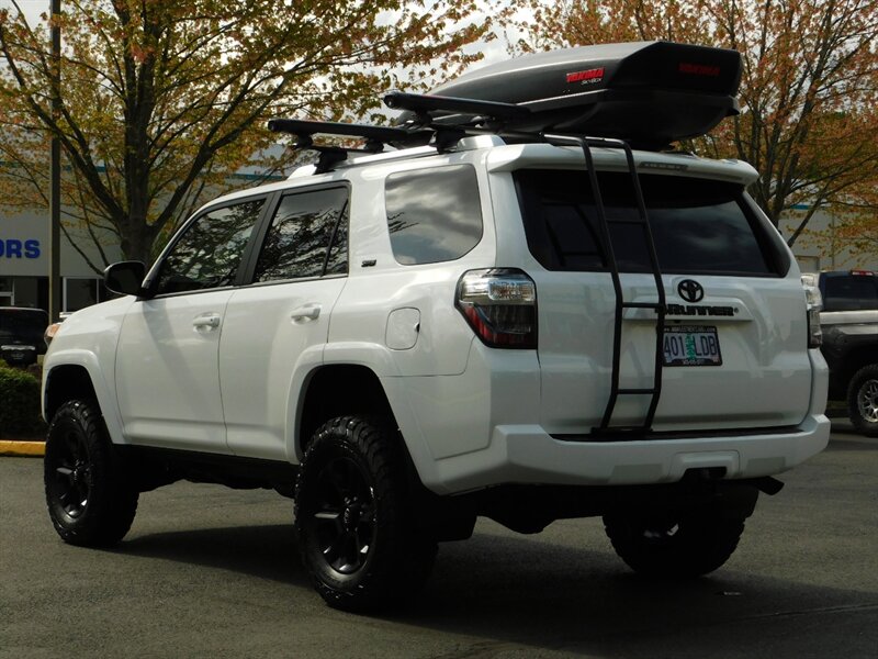 2018 Toyota 4Runner SR5 4X4 / Navigation / LIFTED / LOW LOW MILES   - Photo 7 - Portland, OR 97217