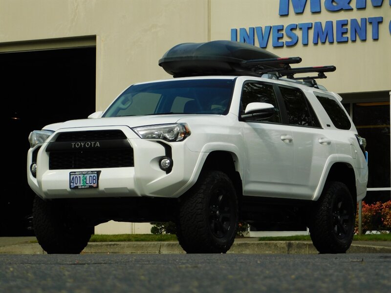 2018 Toyota 4Runner SR5 4X4 / Navigation / LIFTED / LOW LOW MILES   - Photo 45 - Portland, OR 97217