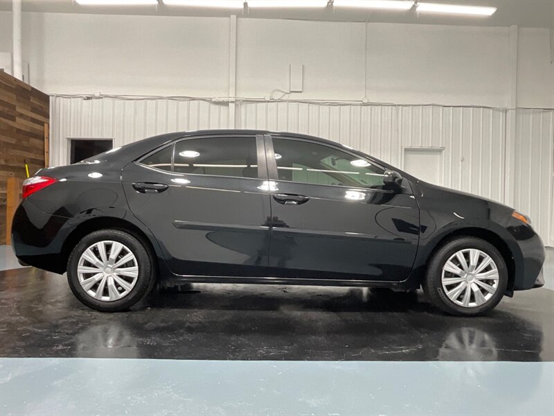 2016 Toyota Corolla LE Sedan / 4Cyl / 1-OWNER / Backup Camera  / Excel Cond - Photo 5 - Gladstone, OR 97027