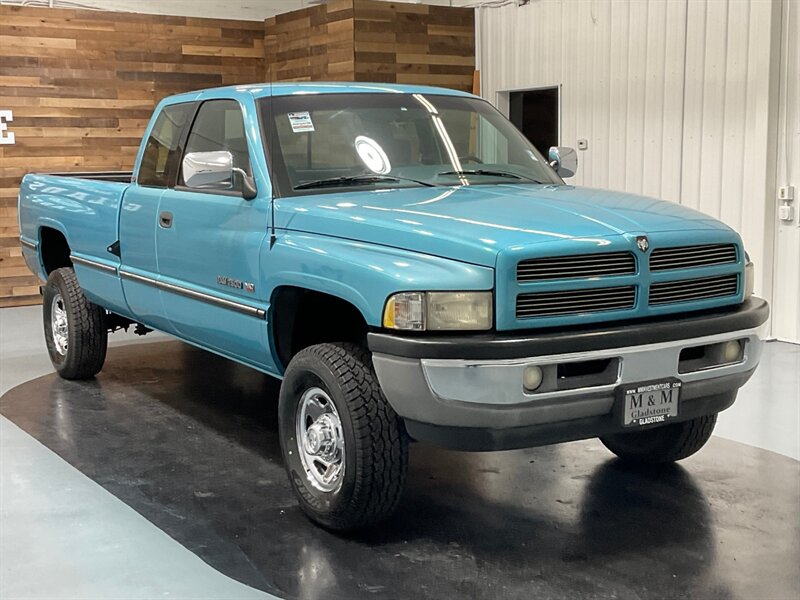 1996 Dodge Ram 2500 Laramie SLT 4X4 / 8.0L V10 /1-OWNER / 54,000 MILES  / NO RUST / CLEAN - Photo 2 - Gladstone, OR 97027