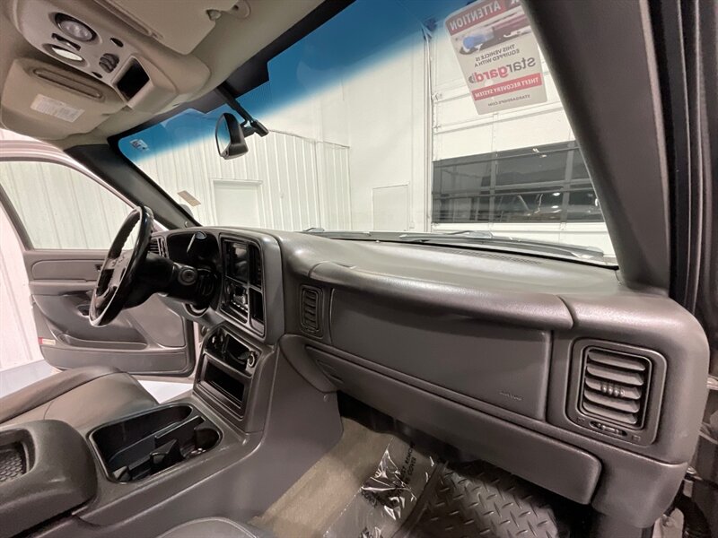 2006 Chevrolet Silverado 3500 LT Crew Cab 4X4 / 6.6L DURAMAX DIESEL / DUALLY  / LBZ MOTOR / ZERO RUST / NEW SET OF TIRES - Photo 12 - Gladstone, OR 97027