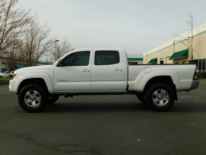 2011 Toyota Tacoma V6 SR5 / 4X4 / LONG BED / 1-OWNER / LIFTED LIFTED