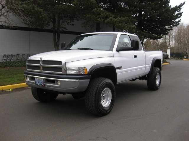 2001 Dodge Ram 2500 LARAMIE 4X4 / 6-SP MANUAL / 5.9L CUMMINS/LIFTED