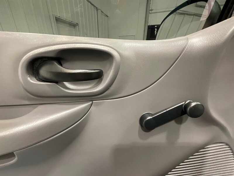 2003 Ford F-150 XL Regular Cab Flareside / 4.2L V6 / ZERO RUST / Towing Pkg / 2Dr Standard Cab / LOW MILES - Photo 35 - Gladstone, OR 97027