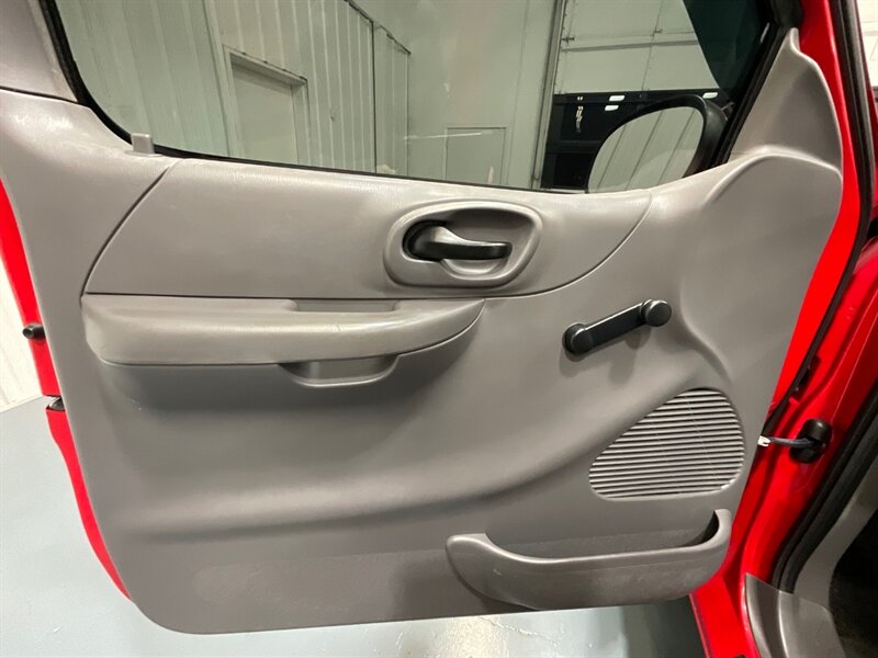 2003 Ford F-150 XL Regular Cab Flareside / 4.2L V6 / ZERO RUST / Towing Pkg / 2Dr Standard Cab / LOW MILES - Photo 33 - Gladstone, OR 97027