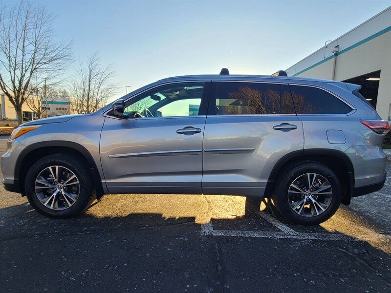 2016 Toyota Highlander Limited AWD / V6 / SUN ROOF / LEATHER  / BLIND SPOT / CAM / NAVi / 3RD ROW / 1-OWNER /SERVICE RECORDS - Photo 3 - Portland, OR 97217