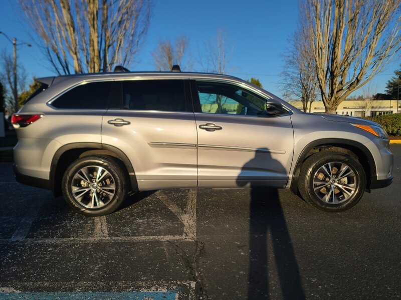 2016 Toyota Highlander Limited AWD / V6 / SUN ROOF / LEATHER  / BLIND SPOT / CAM / NAVi / 3RD ROW / 1-OWNER /SERVICE RECORDS - Photo 4 - Portland, OR 97217