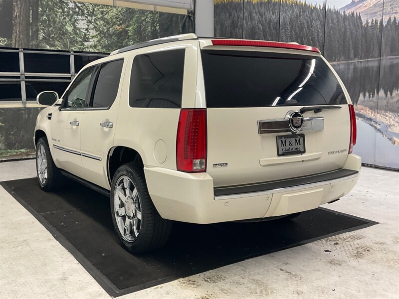 2009 Cadillac Escalade Sport Utility 4X4 / 6.2L V8 / Leather / Sunroof  / Captain chairs / Backup Camera / Heated & Cooled Seats - Photo 8 - Gladstone, OR 97027