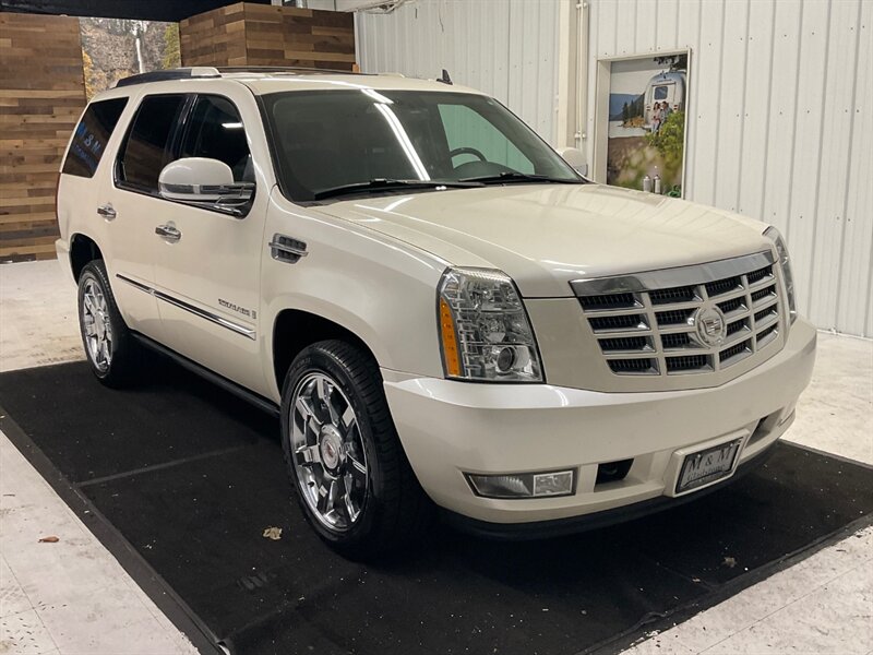 2009 Cadillac Escalade Sport Utility 4X4 / 6.2L V8 / Leather / Sunroof  / Captain chairs / Backup Camera / Heated & Cooled Seats - Photo 2 - Gladstone, OR 97027