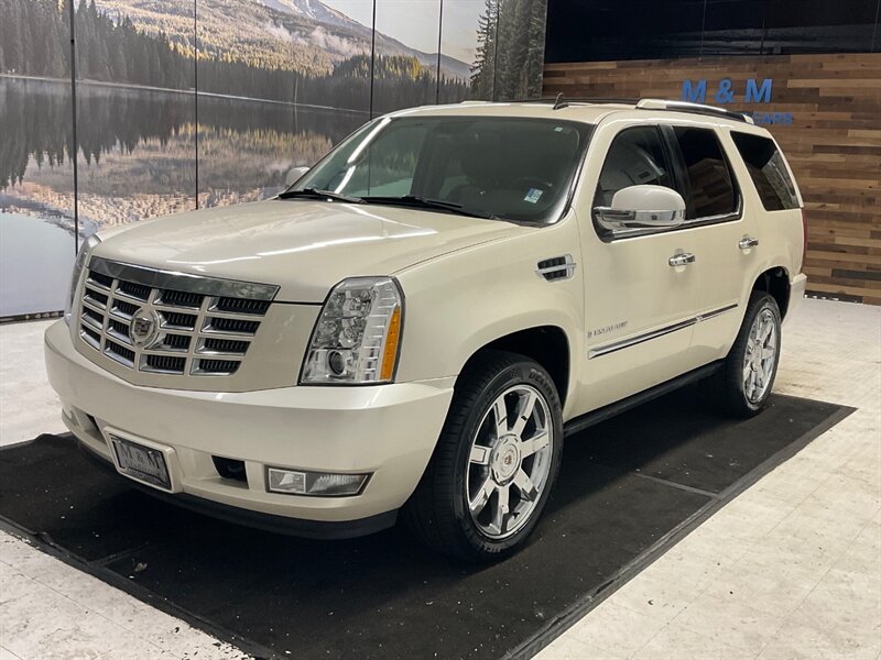 2009 Cadillac Escalade Sport Utility 4X4 / 6.2L V8 / Leather / Sunroof  / Captain chairs / Backup Camera / Heated & Cooled Seats - Photo 1 - Gladstone, OR 97027