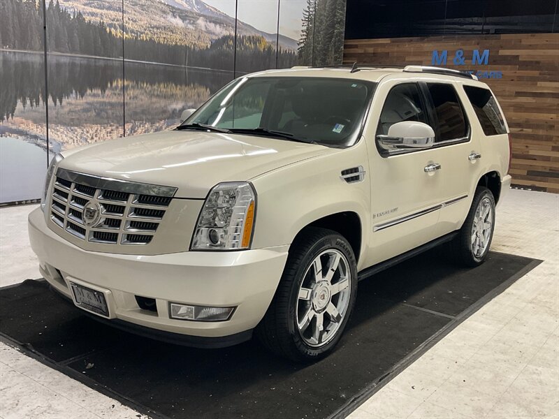 2009 Cadillac Escalade Sport Utility 4X4 / 6.2L V8 / Leather / Sunroof  / Captain chairs / Backup Camera / Heated & Cooled Seats - Photo 25 - Gladstone, OR 97027