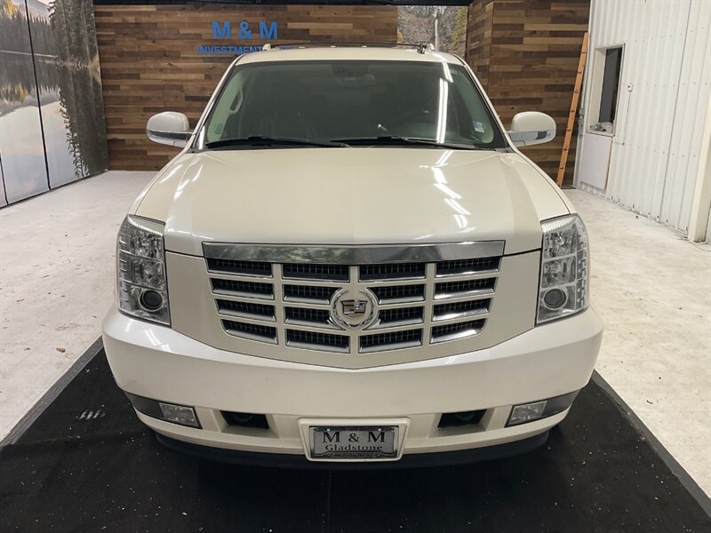 2009 Cadillac Escalade Sport Utility 4X4 / 6.2L V8 / Leather / Sunroof  / Captain chairs / Backup Camera / Heated & Cooled Seats - Photo 6 - Gladstone, OR 97027