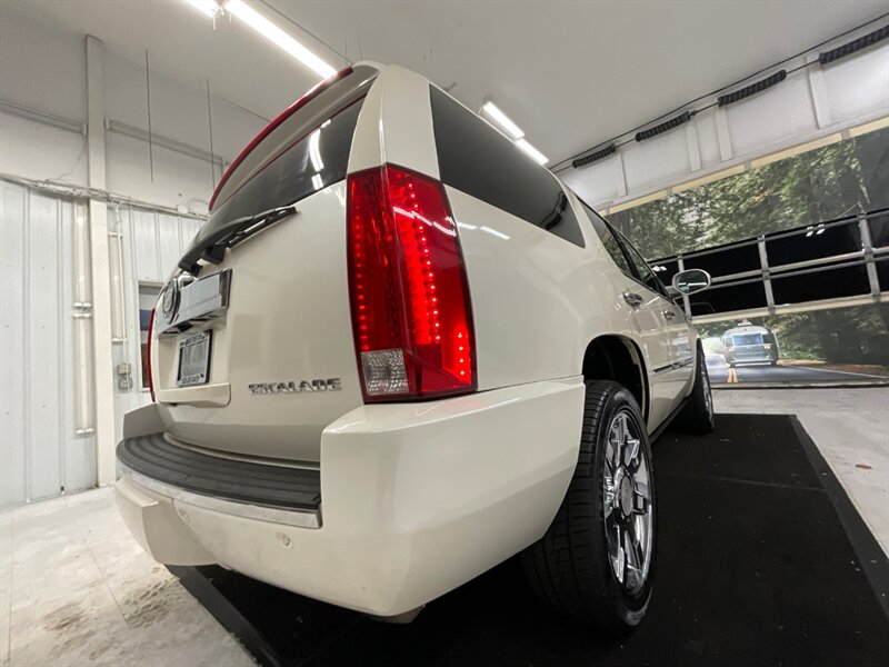 2009 Cadillac Escalade Sport Utility 4X4 / 6.2L V8 / Leather / Sunroof  / Captain chairs / Backup Camera / Heated & Cooled Seats - Photo 27 - Gladstone, OR 97027