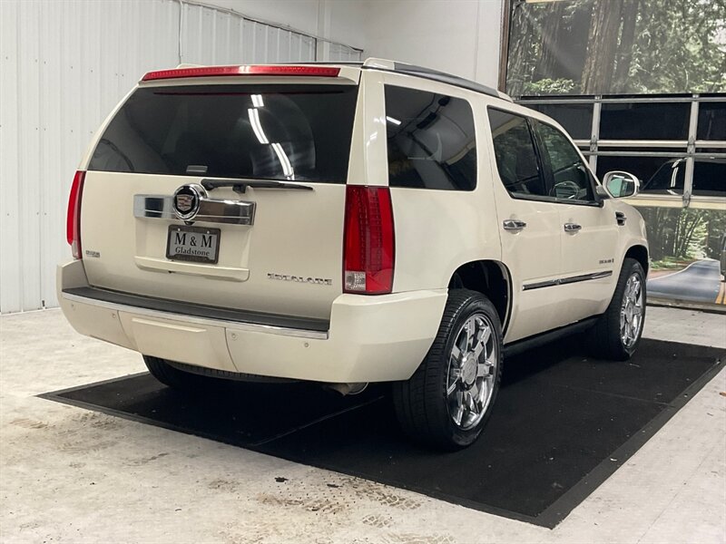 2009 Cadillac Escalade Sport Utility 4X4 / 6.2L V8 / Leather / Sunroof  / Captain chairs / Backup Camera / Heated & Cooled Seats - Photo 7 - Gladstone, OR 97027