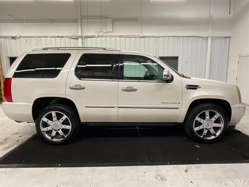 2009 Cadillac Escalade Sport Utility 4X4 / 6.2L V8 / Leather / Sunroof  / Captain chairs / Backup Camera / Heated & Cooled Seats - Photo 4 - Gladstone, OR 97027