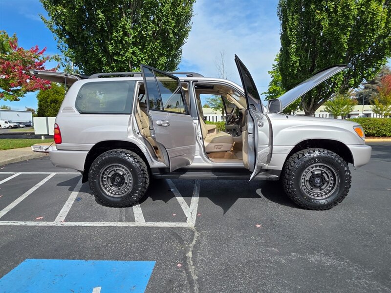 1999 Toyota Land Cruiser / 4X4 / DUAL DIFFERENTIAL LOCKER / TIMING BELT DONE / BRAND NEW OLD MAN EMU LIFT / BRAND NEW WHEELS AND TIRES / FULLY LOADED / ZERO RUST - Photo 22 - Portland, OR 97217