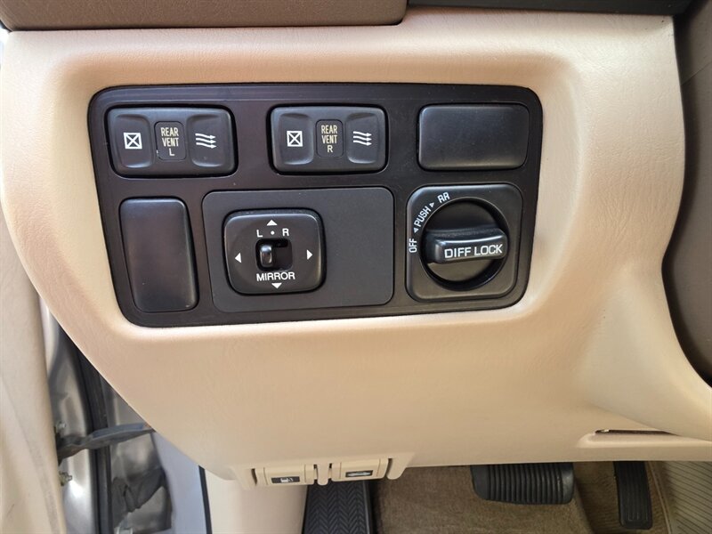 1999 Toyota Land Cruiser / 4X4 / DUAL DIFFERENTIAL LOCKER / TIMING BELT DONE / BRAND NEW OLD MAN EMU LIFT / BRAND NEW WHEELS AND TIRES / FULLY LOADED / ZERO RUST - Photo 19 - Portland, OR 97217