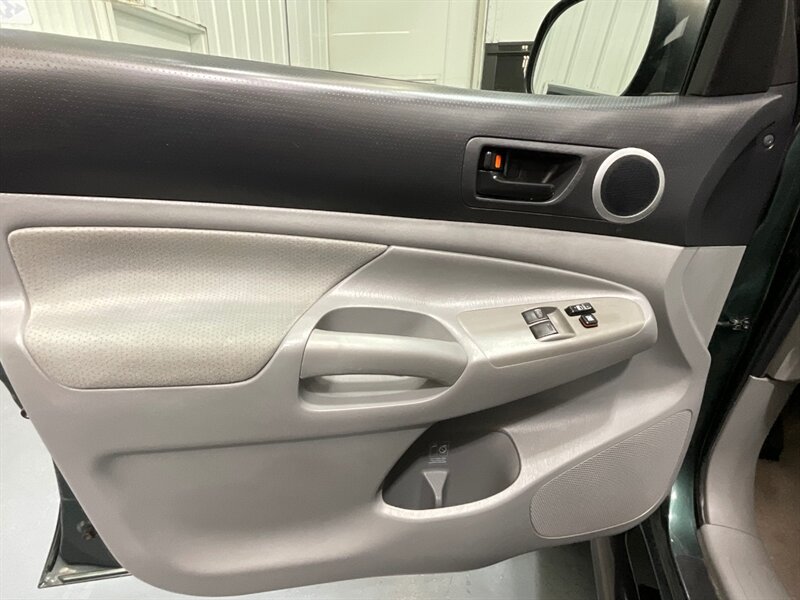 2011 Toyota Tacoma SR5 V6 4X4 LIFTED w. NEW WHEELS TIRES / 80k MILES  / Backup Camera / Towing Pkg - Photo 33 - Gladstone, OR 97027