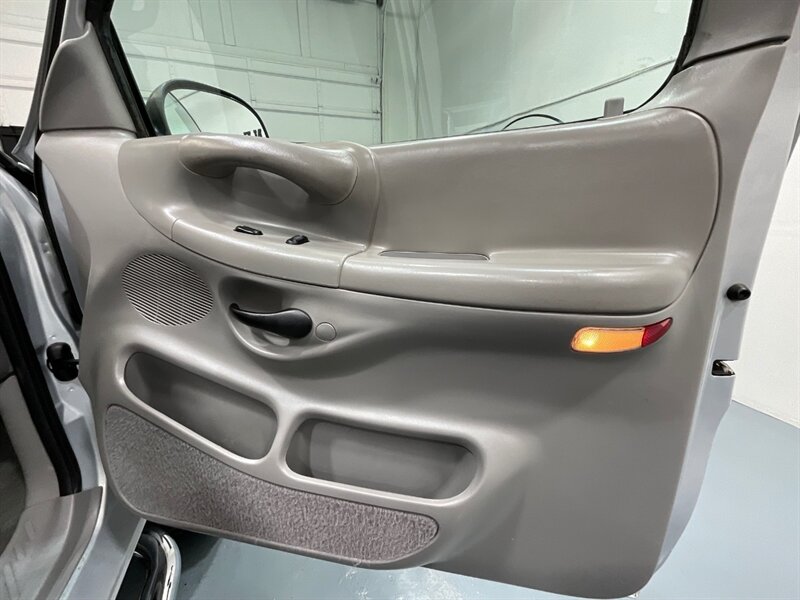 1997 Ford F-150 XLT Regular Cab 4X4 / 4.6L V8 / 5-SPEED MANUAL / LIFTED w. BRAND NEW TIRES / ZERO RUST - Photo 33 - Gladstone, OR 97027