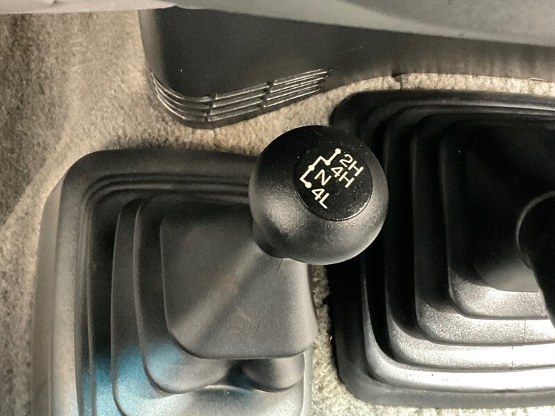 1997 Ford F-150 XLT Regular Cab 4X4 / 4.6L V8 / 5-SPEED MANUAL / LIFTED w. BRAND NEW TIRES / ZERO RUST - Photo 36 - Gladstone, OR 97027