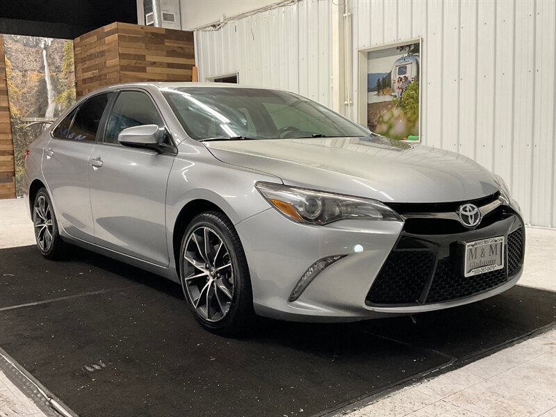 2015 Toyota Camry XSE Sedan / 2.5L 4Cyl / 1-OWNER LOCAL  / Sunroof / Backup Camera - Photo 2 - Gladstone, OR 97027