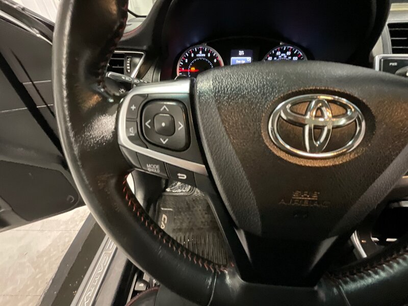 2015 Toyota Camry XSE Sedan / 2.5L 4Cyl / 1-OWNER LOCAL  / Sunroof / Backup Camera - Photo 41 - Gladstone, OR 97027