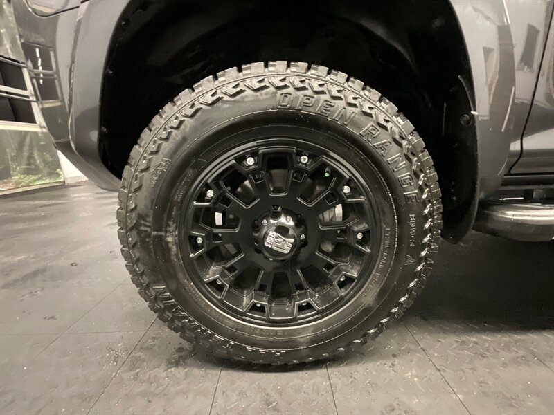 2018 Toyota 4Runner SR5 4X4 / TRD PRO LEATHER & HEATED SEATS / LIFTED  LIFTED w/ XD WHEELS / LIGHT BAR & WINCH / LOCAL SUV / SHARP & CLEAN !! - Photo 23 - Gladstone, OR 97027