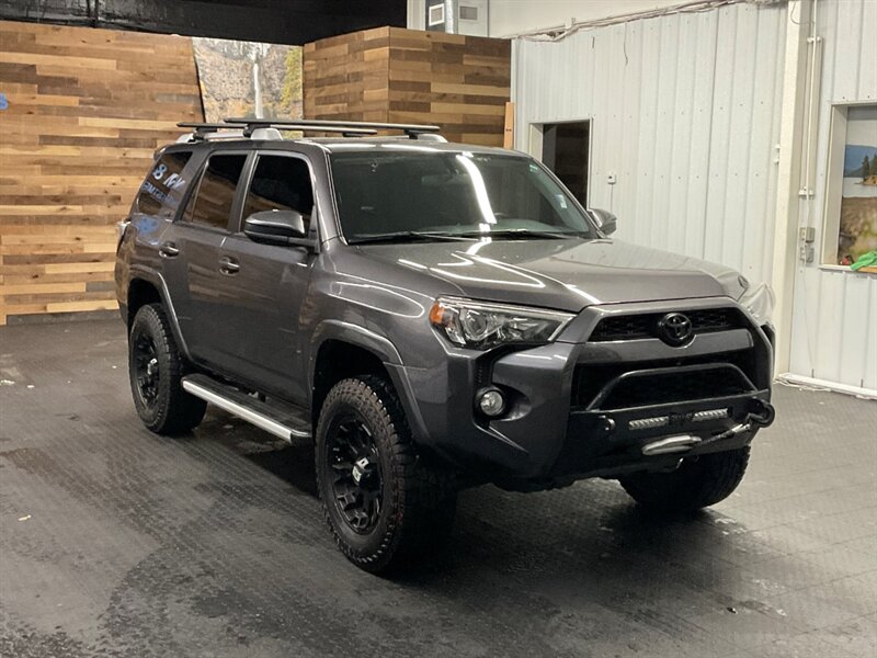 2018 Toyota 4Runner SR5 4X4 / TRD PRO LEATHER & HEATED SEATS / LIFTED  LIFTED w/ XD WHEELS / LIGHT BAR & WINCH / LOCAL SUV / SHARP & CLEAN !! - Photo 2 - Gladstone, OR 97027