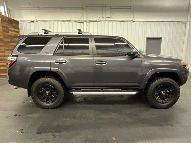 2018 Toyota 4Runner SR5 4X4 / TRD PRO LEATHER & HEATED SEATS / LIFTED  LIFTED w/ XD WHEELS / LIGHT BAR & WINCH / LOCAL SUV / SHARP & CLEAN !! - Photo 4 - Gladstone, OR 97027