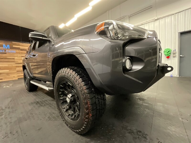 2018 Toyota 4Runner SR5 4X4 / TRD PRO LEATHER & HEATED SEATS / LIFTED  LIFTED w/ XD WHEELS / LIGHT BAR & WINCH / LOCAL SUV / SHARP & CLEAN !! - Photo 9 - Gladstone, OR 97027