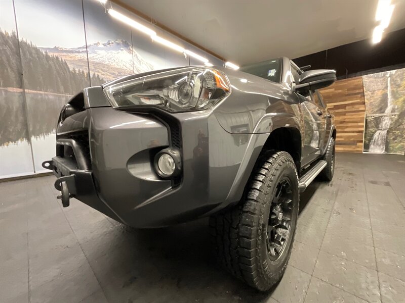 2018 Toyota 4Runner SR5 4X4 / TRD PRO LEATHER & HEATED SEATS / LIFTED  LIFTED w/ XD WHEELS / LIGHT BAR & WINCH / LOCAL SUV / SHARP & CLEAN !! - Photo 10 - Gladstone, OR 97027