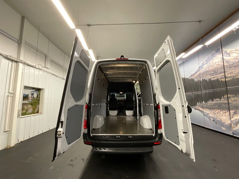 2020 Mercedes-Benz Sprinter 2500 CARGO VAN / 3.0L DIESEL / HIGHROOF / 1-OWNER  LOCAL VAN / SUPER CLEAN / Backup Camera / HIGHROOF & 144 " WB - Photo 9 - Gladstone, OR 97027