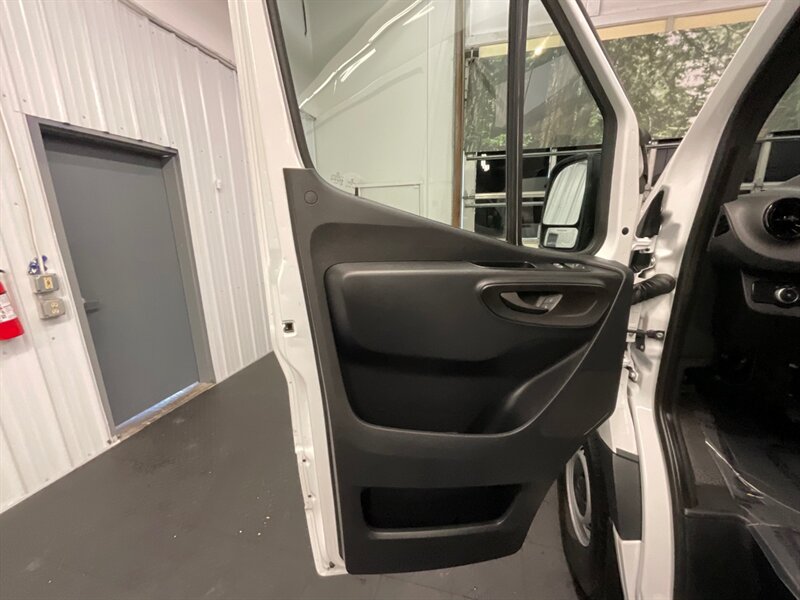 2020 Mercedes-Benz Sprinter 2500 CARGO VAN / 3.0L DIESEL / HIGHROOF / 1-OWNER  LOCAL VAN / SUPER CLEAN / Backup Camera / HIGHROOF & 144 " WB - Photo 31 - Gladstone, OR 97027