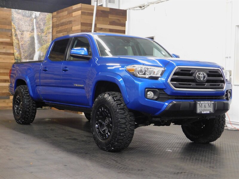 2018 Toyota Tacoma SR5 V6 4X4 / 1-OWNER   - Photo 2 - Gladstone, OR 97027