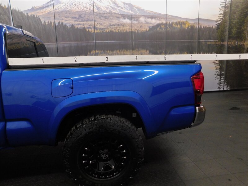 2018 Toyota Tacoma SR5 V6 4X4 / 1-OWNER   - Photo 8 - Gladstone, OR 97027