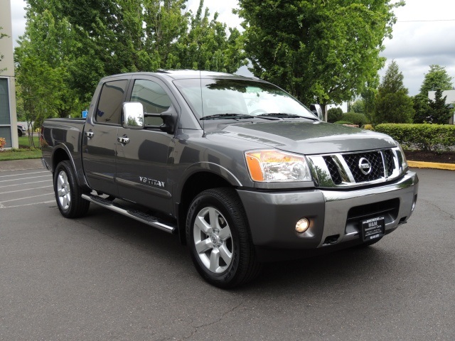 2013 Nissan Titan SL / 4X4 / Navigation /Sunroof/ Leather