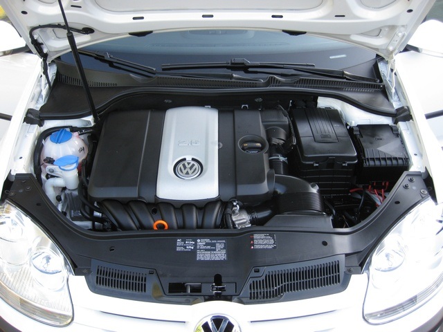 2008 Volkswagen Rabbit S PZEV/ 5-Speed / 5Cyl / Factory Warranty - Photo 16 - Portland, OR 97217