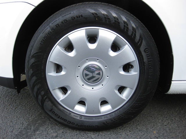 2008 Volkswagen Rabbit S PZEV/ 5-Speed / 5Cyl / Factory Warranty - Photo 17 - Portland, OR 97217