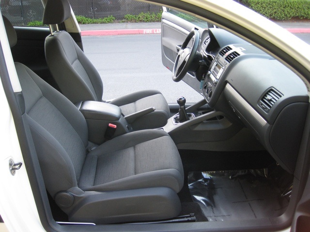 2008 Volkswagen Rabbit S PZEV/ 5-Speed / 5Cyl / Factory Warranty - Photo 21 - Portland, OR 97217