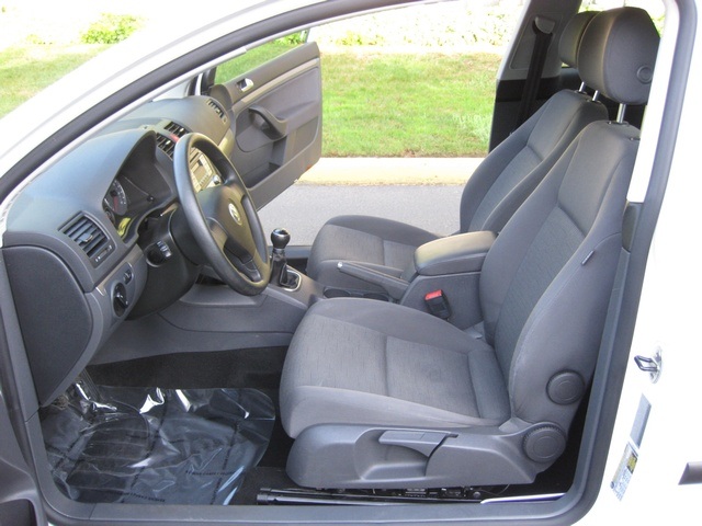 2008 Volkswagen Rabbit S PZEV/ 5-Speed / 5Cyl / Factory Warranty - Photo 20 - Portland, OR 97217
