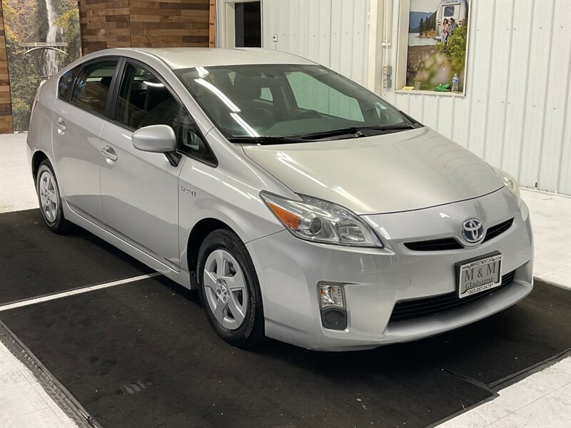 2011 Toyota Prius Two Hatchback / Hybrid / 1-OWNER / 118K Miles  / Excel Condition - Photo 2 - Gladstone, OR 97027