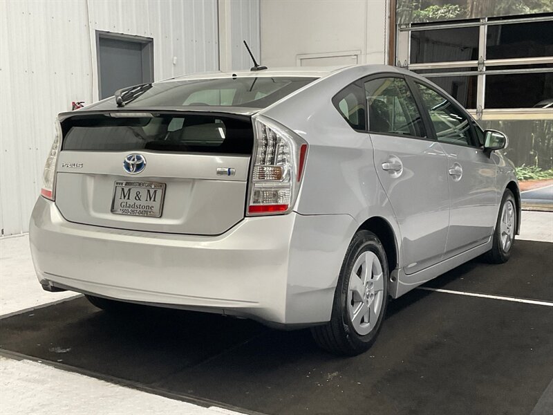 2011 Toyota Prius Two Hatchback / Hybrid / 1-OWNER / 118K Miles  / Excel Condition - Photo 8 - Gladstone, OR 97027