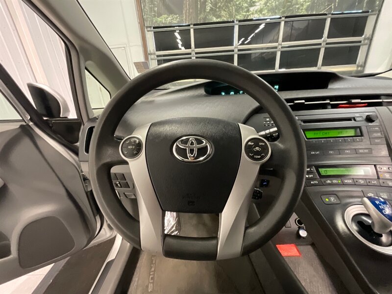 2011 Toyota Prius Two Hatchback / Hybrid / 1-OWNER / 118K Miles  / Excel Condition - Photo 21 - Gladstone, OR 97027