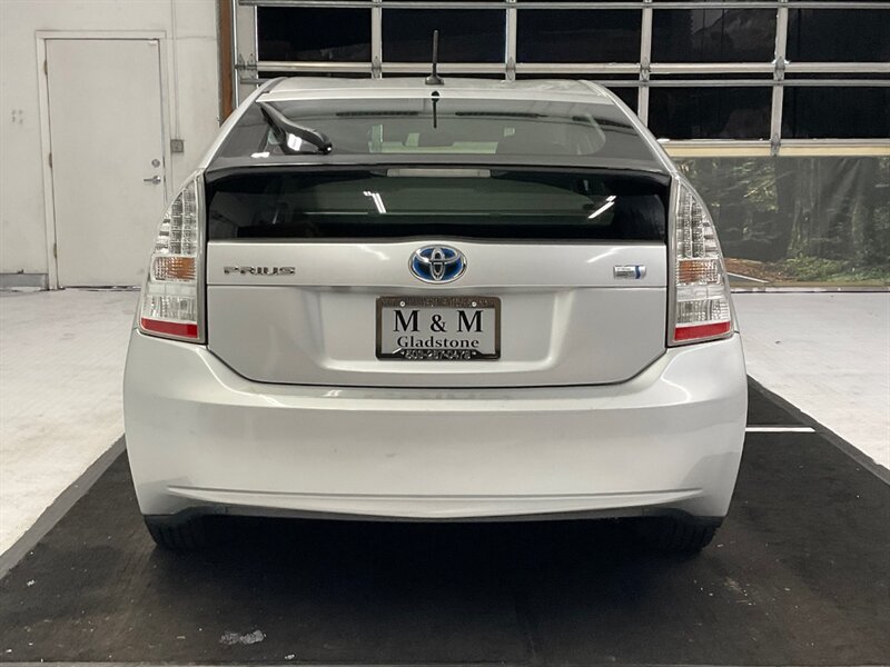 2011 Toyota Prius Two Hatchback / Hybrid / 1-OWNER / 118K Miles  / Excel Condition - Photo 6 - Gladstone, OR 97027