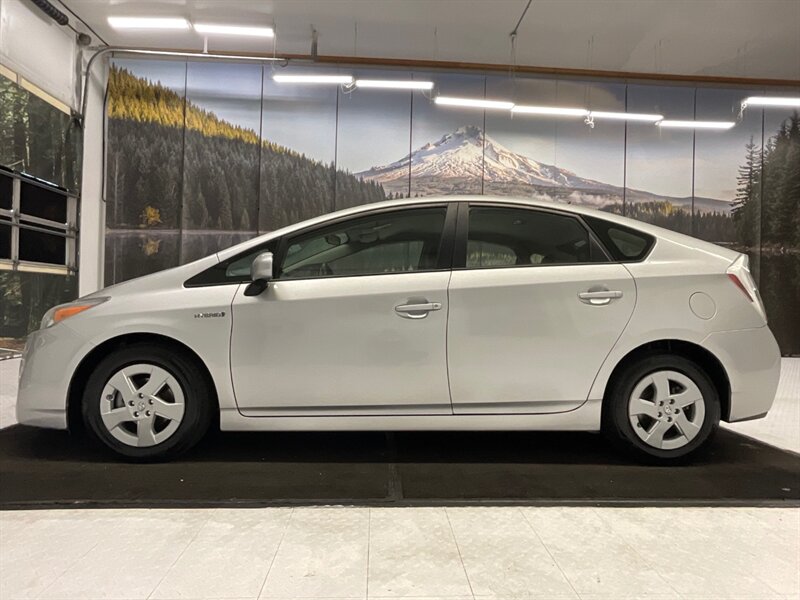 2011 Toyota Prius Two Hatchback / Hybrid / 1-OWNER / 118K Miles  / Excel Condition - Photo 3 - Gladstone, OR 97027