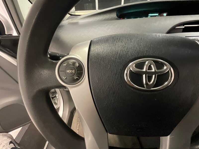 2011 Toyota Prius Two Hatchback / Hybrid / 1-OWNER / 118K Miles  / Excel Condition - Photo 32 - Gladstone, OR 97027